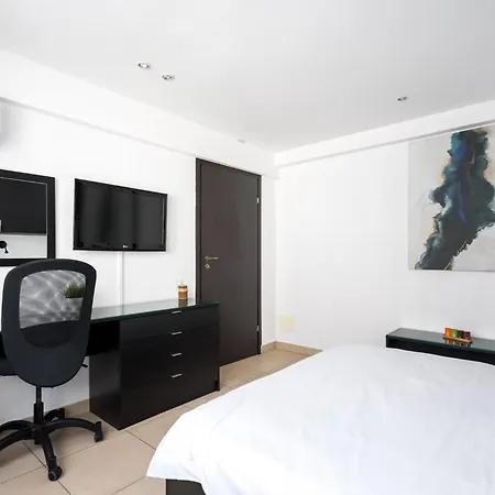 Shangri La Apartment *